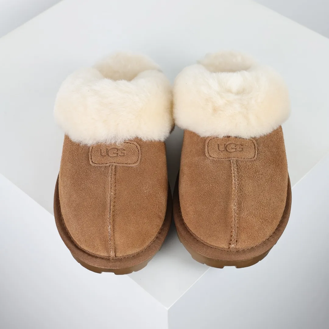 Pick up locally 💰480 The core recommendation is good price UGG Coquette lazy slippers series maroon Xiaohongshu hot model Henan Longfeng leather production Sheep fur integrated top quality in the market 2-3 cm cashmere insole to keep warm in winter and suitable for home use UUG has launched a style series in the new year, which is partially geared towards the preferences of young consumers and has also moved to the forefront of fashion trends. Shoe body material Water-repellent coated suede upper 17mm UGGPURE™ implanted wool insole Lightweight non-slip comfortable rubber outsole With brand LOGO Trademark Comes with full packaging Size: 35 36 37 38 39 40
